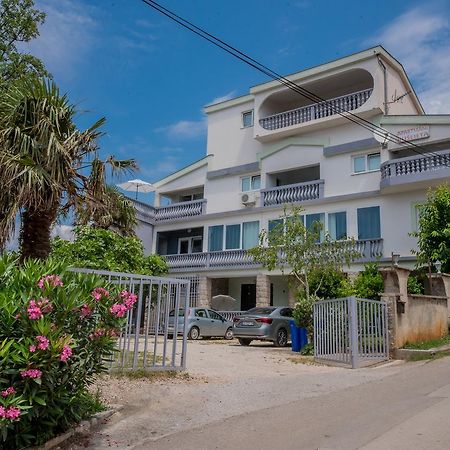 Apartment Busljeta Starigrad Paklenica Exterior photo